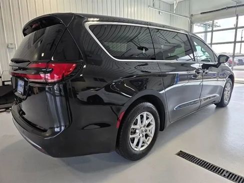 Used 2024 Chrysler Pacifica Touring-L FWD image 3