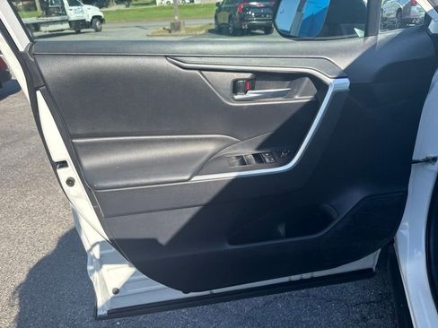 Used 2020 Toyota RAV4 XLE FWD image 18