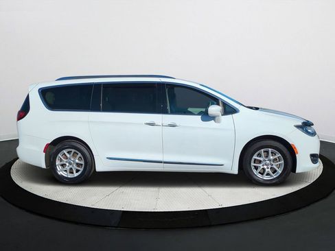 Used 2020 Chrysler Pacifica Touring-L image 3
