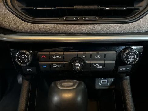 Used 2024 Jeep Compass Latitude AWD/4WD image 17