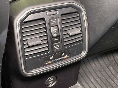 Used 2024 Porsche Macan image 25