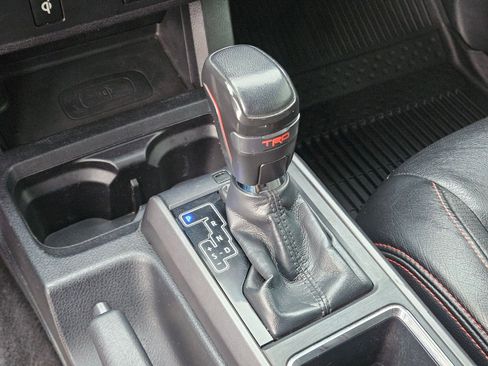 Used 2017 Toyota Tacoma TRD Sport w/ Tow Package (A/T) AWD/4WD image 25