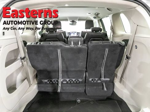 Used 2024 Chrysler Pacifica Touring-L FWD image 9