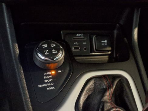 Used 2017 Jeep Cherokee Trailhawk w/ Cold Weather Group image 22