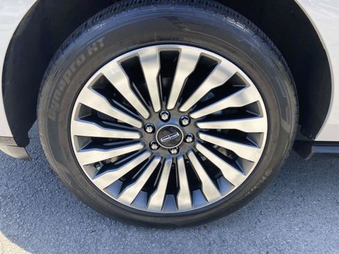 Used 2019 Lincoln Navigator Reserve AWD/4WD image 14