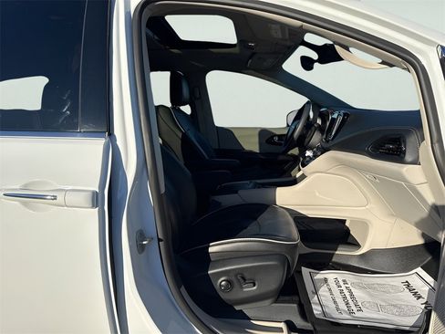 Used 2023 Chrysler Pacifica Limited image 10