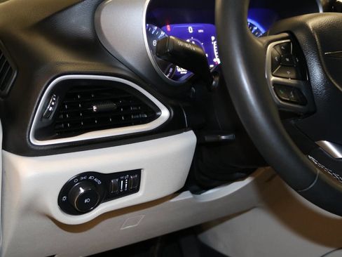 Used 2023 Chrysler Pacifica Touring-L image 58