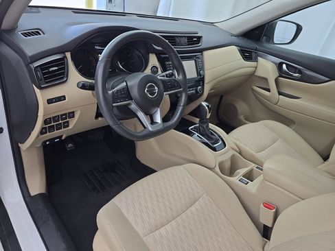 Used 2017 Nissan Rogue SV w/ SV Premium Package image 16