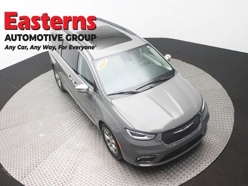 Used 2022 Chrysler Pacifica Limited FWD image 3