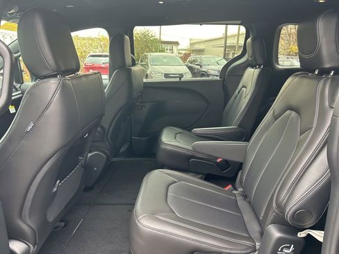 New 2026 Chrysler Pacifica Select image 30