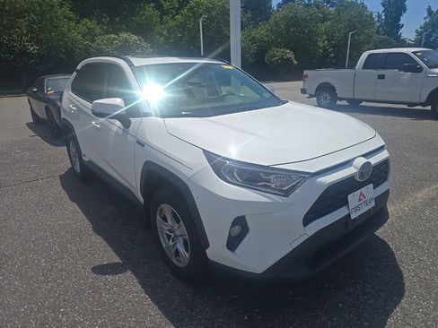 Used 2021 Toyota RAV4 XLE w/ Convenience Package AWD/4WD image 3