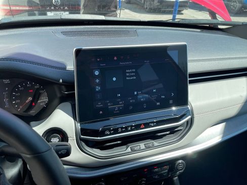 Used 2025 Jeep Compass Limited image 17