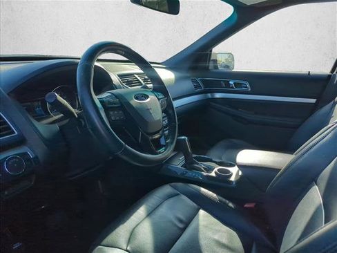 Used 2016 Ford Explorer XLT w/ Equipment Group 202A image 5