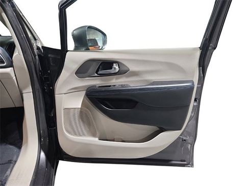 Used 2021 Chrysler Pacifica Touring w/ Uconnect Theater Family Group image 23