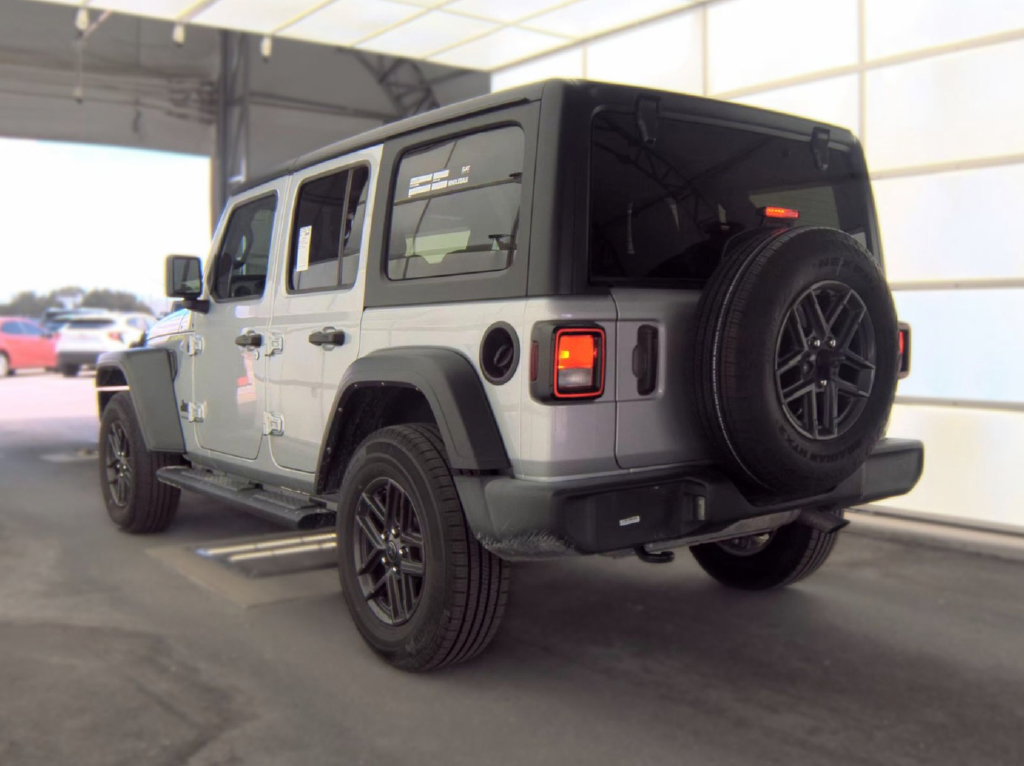 Used 2024 Jeep Wrangler Unlimited Sport AWD/4WD image 3