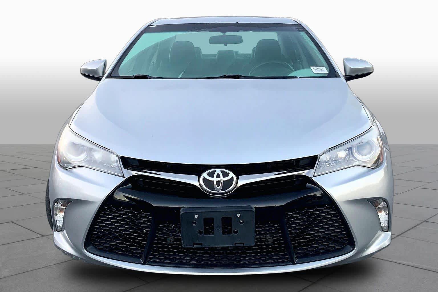 Used 2017 Toyota Camry SE w/ Moonroof Package FWD image 4