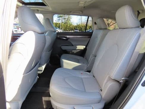 Used 2024 Toyota Highlander Limited image 14