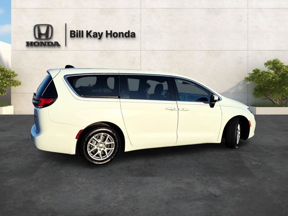 Used 2023 Chrysler Pacifica Touring-L FWD image 2