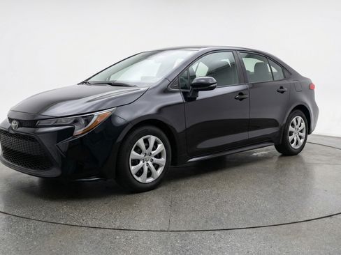 Used 2025 Toyota Corolla LE image 3