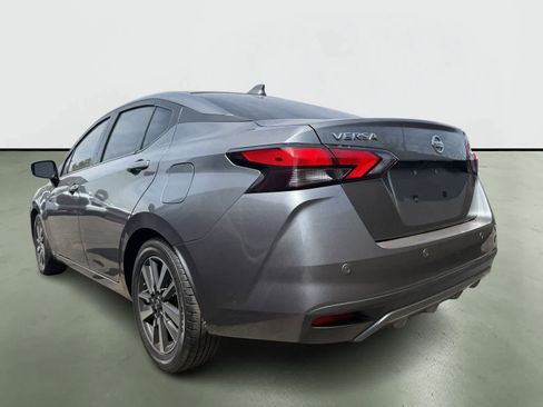 Used 2021 Nissan Versa SV image 3