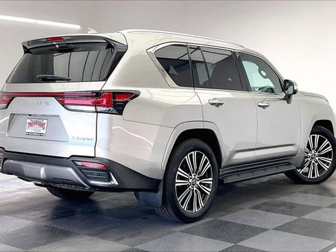 Used 2022 Lexus LX 600 4WD w/ Luxury Package image 13