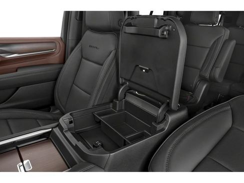 Used 2022 GMC Yukon Denali w/ Denali Premium Package AWD/4WD image 9