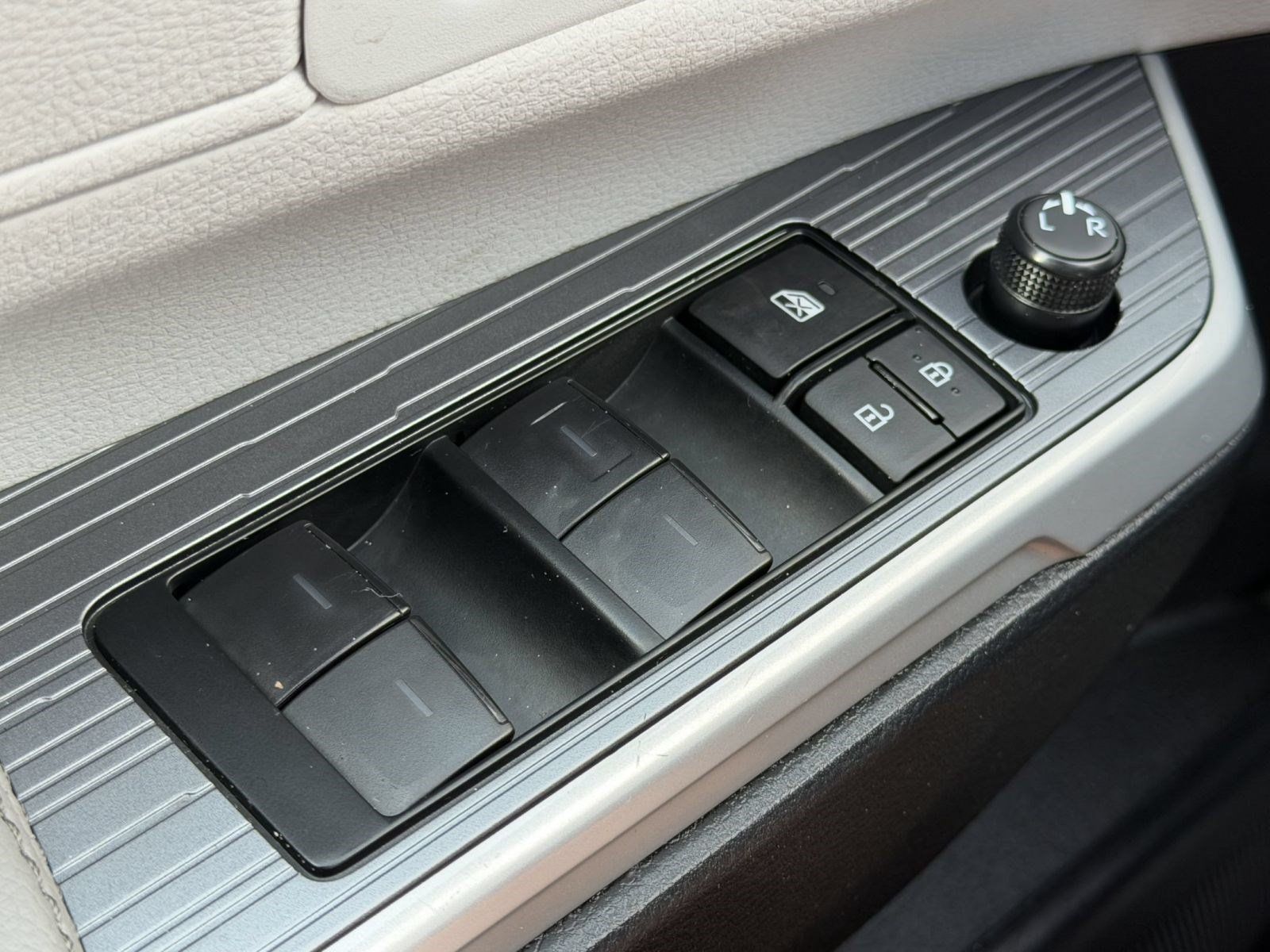 Used 2025 Toyota Sienna XLE FWD image 30
