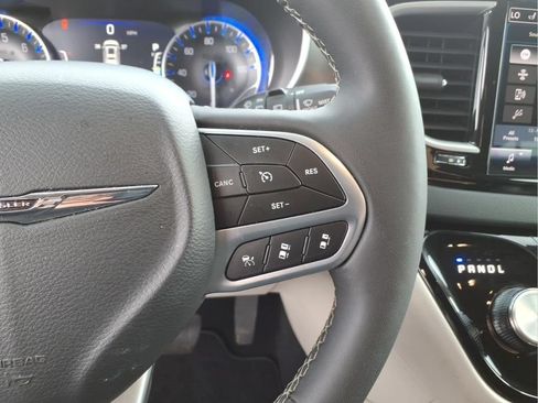 Used 2024 Chrysler Pacifica Touring-L FWD image 21