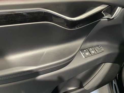 Used 2018 Tesla Model X image 11