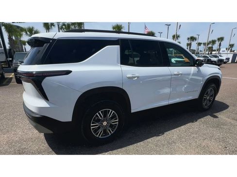 Used 2025 Chevrolet Traverse LT AWD/4WD image 2