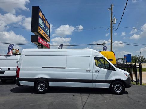 Used 2021 Mercedes-Benz Sprinter 2500 image 3
