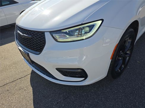 Used 2022 Chrysler Pacifica Touring-L w/ S Appearance Package image 11