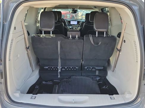 Used 2022 Chrysler Pacifica Touring-L w/ Uconnect Theater Family Group FWD image 11
