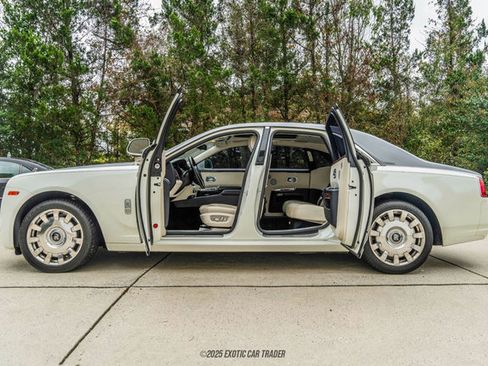 Used 2015 Rolls-Royce Ghost image 16