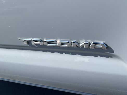 Used 2019 Toyota Tacoma TRD Sport w/ Technology Package AWD/4WD image 9