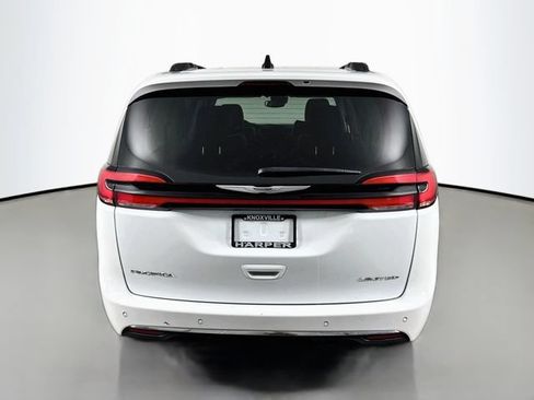 Used 2023 Chrysler Pacifica Limited FWD image 8