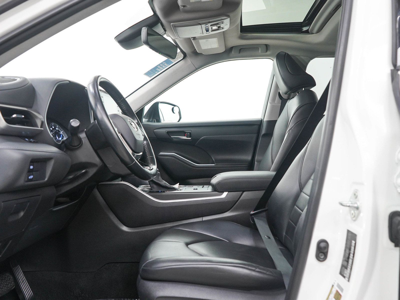 Used 2021 Toyota Highlander XLE AWD/4WD image 23