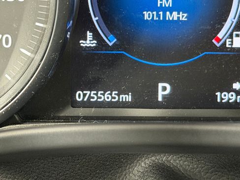 Used 2017 Jaguar F-PACE Premium image 19