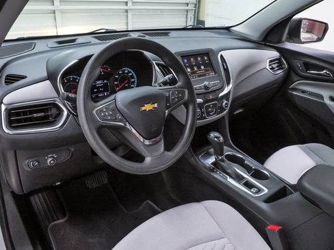 Used 2021 Chevrolet Equinox LS FWD image 2