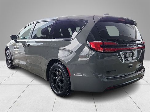 Used 2022 Chrysler Pacifica Touring-L w/ S Appearance Package image 5