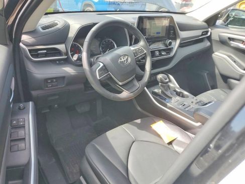 Used 2024 Toyota Highlander XLE image 7