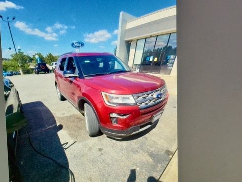 Used 2018 Ford Explorer XLT w/ Equipment Group 202A image 3