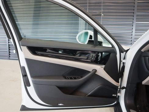 Certified 2025 Porsche Panamera image 25