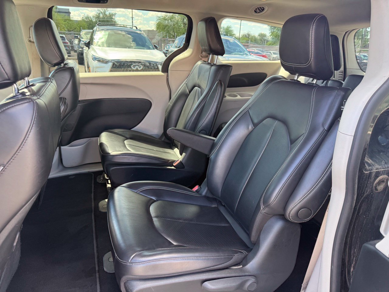 Used 2023 Chrysler Pacifica Touring-L FWD image 10
