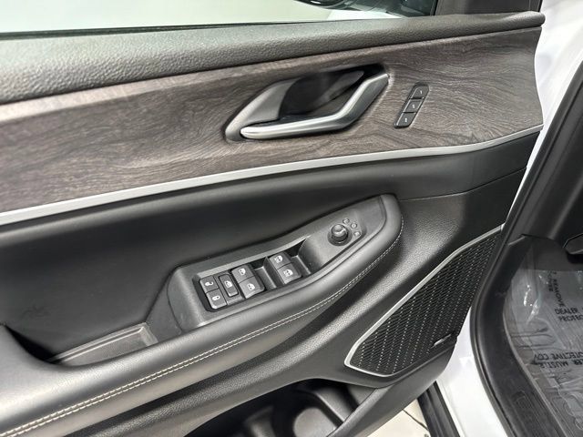 Used 2023 Jeep Grand Cherokee L Limited w/ Black Appearance Package AWD/4WD image 14