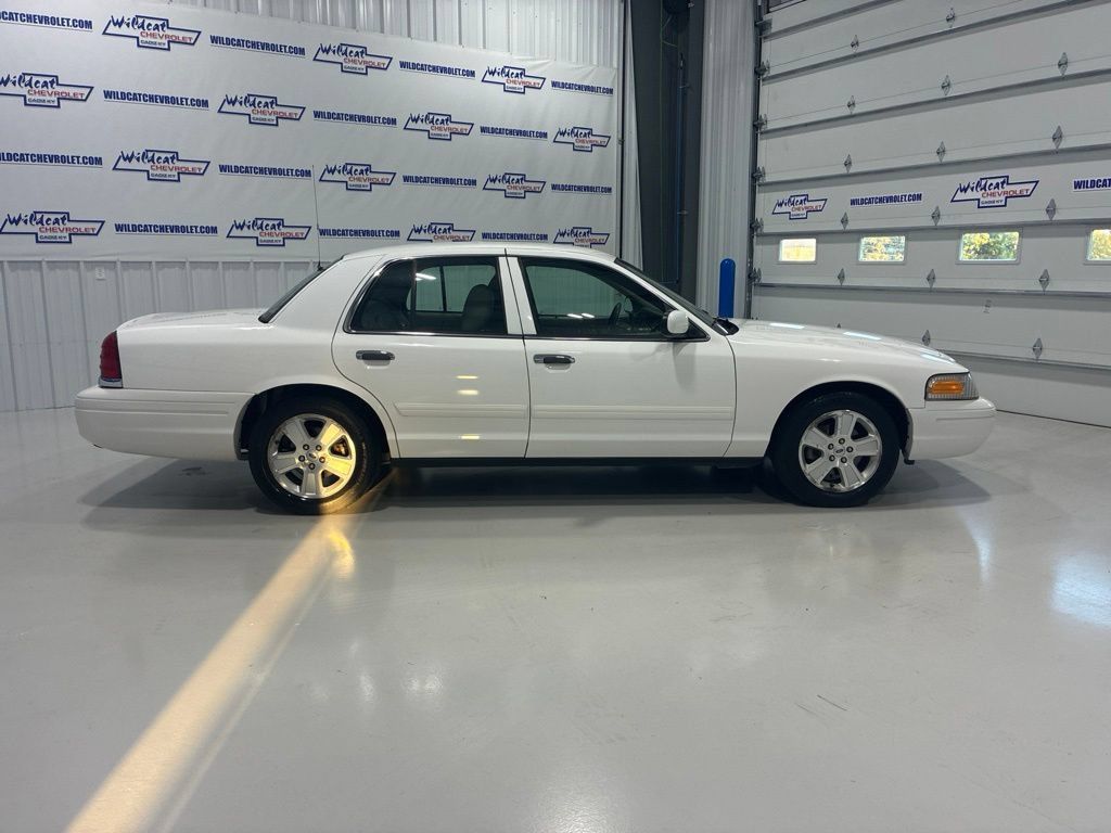 Used 2011 Ford Crown Victoria LX w/ Comfort Appearance Pkg RWD image 7