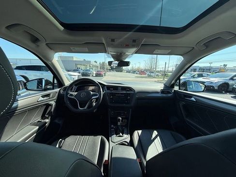 Used 2023 Volkswagen Tiguan SE w/ Panoramic Sunroof Package image 2