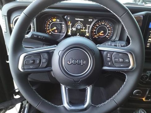 Used 2025 Jeep Wrangler Unlimited Sahara AWD/4WD image 16