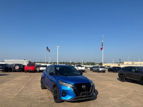 Used 2023 Nissan Kicks SR w/ SR Premium Package FWD image 3