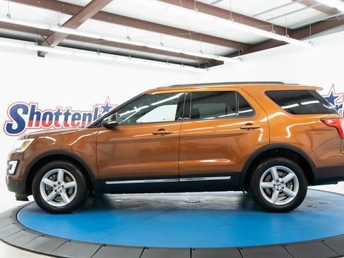 Used 2017 Ford Explorer XLT image 5